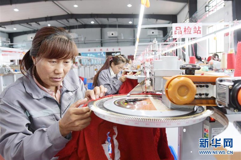 针织衫是每个女性衣橱里的必备单品，无论是搭配牛仔裤还是连衣裙都能展现出不同的风格与魅力。今天就让我们一起来聊聊如何挑选和穿搭最适合自己的女装针织衫。