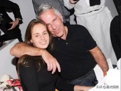 变成了演员在舞台上表演的一场闹剧