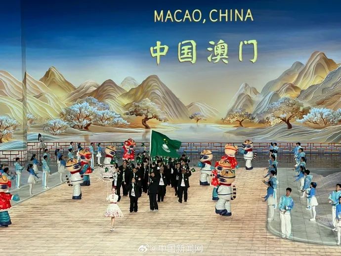 哈尔滨亚冬会开幕式冰灯点亮冰雪盛宴 各国代表