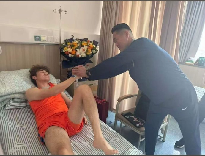 飞铲致艾孜海尔重伤 艾尔肯停赛两场引热议